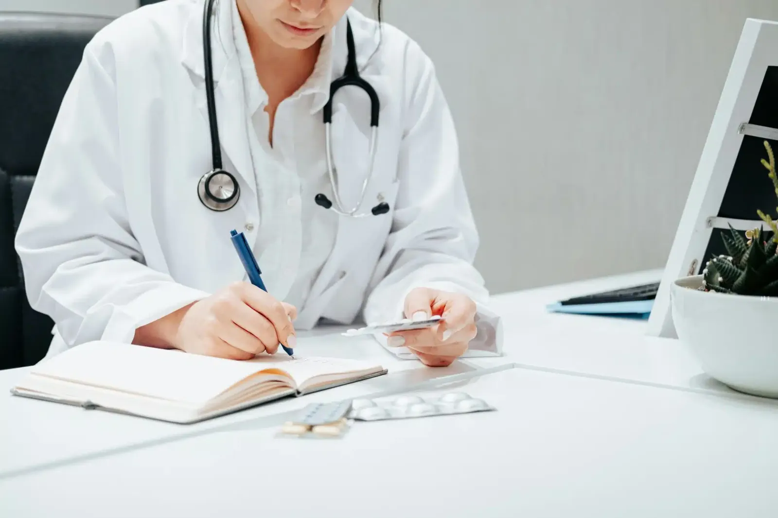 Médico con medicamentos